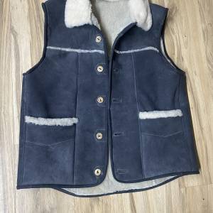 prsluk sa belim krznom